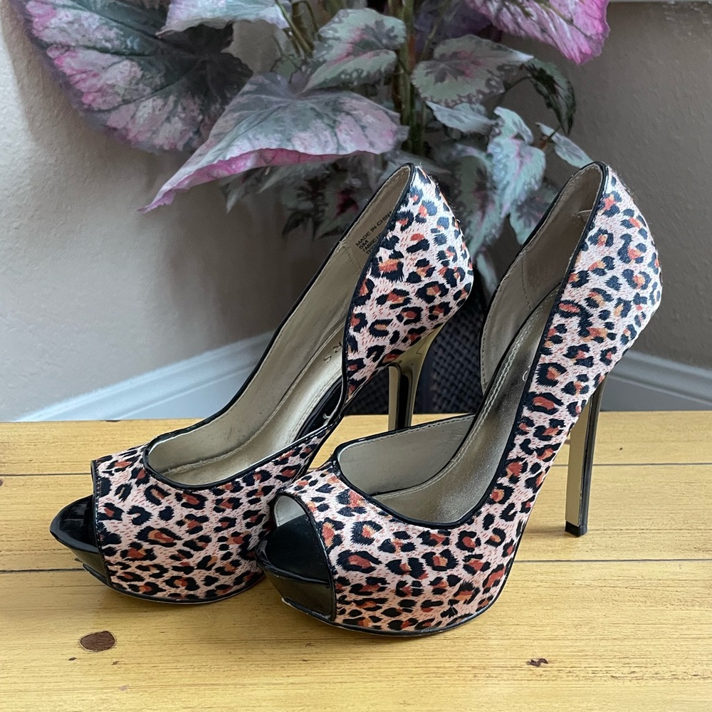 Bakers Animal Print Pinup Platform Pump. Size 5.